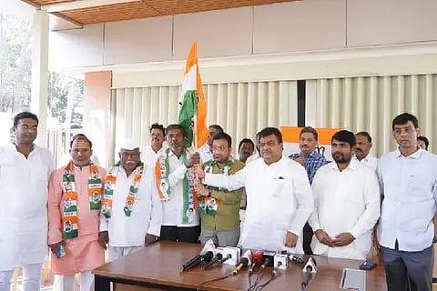 ವಿಜಯಪುರ ನಗರದ ಗೃಹ ಕಚೇರಿಯಲ್ಲಿ ಸಚಿವ ಎಂ.ಬಿ. ಪಾಟೀಲರ ಸಮ್ಮುಖದಲ್ಲಿ ಕನಮಡಿಯ ಪ್ರಶಾಂತ ಸುಭಾಸಗೌಡ ಪಾಟೀಲ ನೇತೃತ್ವ ಬಿಜೆಪಿ ಮುಖಂಡರು ಕಾಂಗ್ರೆಸ್ ಸೇರ್ಪಡೆಗೊಂಡರು. ವಿಪ ಸದಸ್ಯ ಸುನೀಲಗೌಡ ಪಾಟೀಲ, ಡಾ.ಗಂಗಾಧರ ಸಂಬಣ್ಣಿ, ಜಮೀರ್‌ಅಹ್ಮದ್ ಭಕ್ಷಿ ಇದ್ದಾರೆ.
