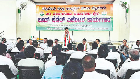 ನಂಜನಗೂಡು ನಗರದಲ್ಲಿ ಹಮ್ಮಿಕೊಂಡಿದ್ದ ಎಸ್‌ಐಆರ್ ಕುರಿತ ಕಾರ್ಯಾಗಾರದಲ್ಲಿ ಶಾಸಕ ದರ್ಶನ್ ಧ್ರುವನಾರಾಯಣ ಮಾತನಾಡಿದರು. ಕಳಲೆ ಕೇಶವಮೂರ್ತಿ, ಕುರಹಟ್ಟಿ ಮಹೇಶ್, ಸಿ.ಎಂ.ಶಂಕರ್, ಶ್ರೀಕಂಠ ನಾಯಕ ಇದ್ದರು.