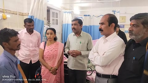 murder ಹುಬ್ಬಳ್ಳಿಯಲ್ಲಿ ಇನಾಂ ವೀರಾಪುರ ಘಟನೆಯಲ್ಲಿ ಗಾಯಗೊಂಡವರನ್ನು ಸಿಪಿಐಎಂ ನಿಯೋಗ ಭೇಟಿ ಮಾಡಿ ಸಾಂತ್ವನ ಹೇಳಿತು. ಮಹೇಶ ಪತ್ತಾರ, ದುರಗಪ್ಪ ಚಿಕ್ಕತುಂಬಳ, ಬಸವರಾಜ ಕೋರಿಮಠ, ಮಂಜುಳಾ ಪವಾರ, ನಾಗರಾಜ ಚಲವಾದಿ ಇತರರು ಇದ್ದರು.