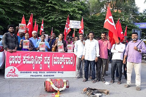  ತುಮಕೂರಿನಲ್ಲಿ ಪೆಟ್ರೋಲ್​, ಡೀಸೆಲ್​ ಬೆಲೆ ಏರಿಕೆಯಿಂದ ಅಗತ್ಯ ವಸ್ತುಗಳ ಬೆಲೆ ನಿಯಂತ್ರಿಸುವಲ್ಲಿ ವಿಲವಾಗಿರುವ ಕೇಂದ್ರ ಸರ್ಕಾರದ ವಿರುದ್ಧ ಸಿಪಿಐಎಂ ಜಿಲ್ಲಾ ಸಮಿತಿ ನೇತೃತ್ವದಲ್ಲಿ ಪ್ರತಿಭಟಿಸಲಾಯಿತು. ಸೈಯದ್​ ಮುಜೀಬ್​, ಎನ್​.ಕೆ.ಸುಬ್ರಮಣ್ಯ, ಎ. ಲೋಕೇಶ್​,  ಟಿ. ಆರ್​ ಕಲ್ಪನಾ, ಶಿವಕುಮಾರ್​ ಸ್ವಾಮಿ, ವಾಸೀಂ ಅಕ್ರಂ, ಅಶ್ವಥಯ್ಯ,  ಇಂತಿಯಾಜ್​, ಶ್ರಿನಿವಾಸಗೌಡ, ಉಮೇಶ್​,  ಮುತ್ತುರಾಜು, ಖಲೀಲ್​ ಮತ್ತಿತರರು ಇದ್ದರು. 
