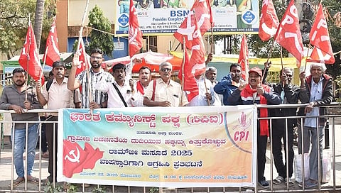 ತುಮಕೂರಿನಲ್ಲಿ ಸಿಪಿಐ ನೇತೃತ್ವದಲ್ಲಿ ಮನರೇಗಾ ಹೆಸರನ್ನು  ಬದಲಿಸಿ ಕೇಂದ್ರ ಸರ್ಕಾರ ಜಾರಿಗೊಳಿಸಲು ಹೊರಟಿರುವ ವಿಬಿ ಜಿ ರಾಮ್​ ಜಿ ಮಸೂದೆಯನ್ನು ಕೂಡಲೇ ವಾಪಸ್​ ಪಡೆಯುವಂತೆ ಪ್ರತಿಭಟಿಸಲಾಯಿತು. ಗಿರೀಶ್​, ಕಂಬೆಗೌಡ, ಗೋವಿಂದರಾಜು, ಅಶ್ವತ್ಥ್​ ನಾರಾಯಣ, ರಾಜೇಶ್​ ಮತ್ತಿತರರು ಇದ್ದರು.