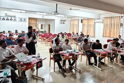 ಭಾರತೀಯ (Cricekt) ಲೆಕ್ಕ ಪರಿಶೋಧಕರ ಸಂಸ್ಥೆಯ ಹುಬ್ಬಳ್ಳಿ ಶಾಖೆ ಆಯೋಜಿಸಿರುವ ಸಿಎ ಪ್ರೀಮಿಯರ್ ಲೀಗ್ ಕ್ರಿಕೆಟ್ ಪಂದ್ಯಾವಳಿಗೆ ಸಂಬಂಧಿಸಿದಂತೆ ಆಟಗಾರರ ಹರಾಜು ಪ್ರಕ್ರಿಯೆ ಮಂಗಳವಾರ ನಡೆಯಿತು. 9 ತಂಡಗಳ ಮಾಲೀಕರು ಪಾಲ್ಗೊಂಡಿದ್ದರು.