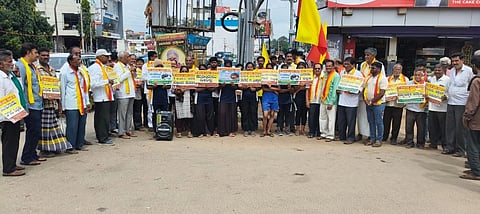 ತಮಿಳುನಾಡಿಗೆ ಕೆಆರ್‌ಎಸ್‌ನಿಂದ ನೀರು ಹರಿಸುವ ಆದೇಶ ಖಂಡಿಸಿ ಕಸ್ತೂರಿ ಕರ್ನಾಟಕ ಜನಪರ ವೇದಿಕೆಯಿಂದ ಚನ್ನಪಟ್ಟಣದಲ್ಲಿ ಪ್ರತಿಭಟಿಸಲಾಯಿತು. ವೇದಿಕೆ ಅಧ್ಯಕ್ಷ ರಮೇಶ್ ಗೌಡ, ವೇದಿಕೆ ಜಿಲ್ಲಾಧ್ಯಕ್ಷ ಬೇವೂರು ಯೋಗೀಶ್ ಗೌಡ, ಪ್ರಗತಿಪರ ರೈತ ರಾಂಪುರ ಲೋಕೇಶ್, ವಕೀಲ ದಶವಾರ ಶಿವರಾಜೇಗೌಡ ಇತರರು ಇದ್ದರು.