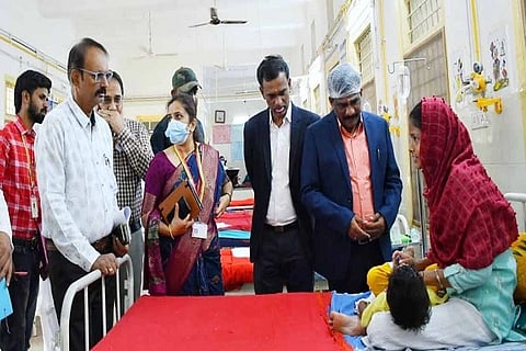 ತುಮಕೂರು ಜಿಲ್ಲಾಸ್ಪತ್ರೆಯಲ್ಲಿ ಮಕ್ಕಳ ವಿಭಾಗದ ಶಿಶು ಆರೈಕೆ ಕೇಂದ್ರದಲ್ಲಿ ಅವ್ಯವಸ್ಥೆ ಕಂಡ ರಾಜ್ಯ ಮಕ್ಕಳ ಹಕ್ಕುಗಳ ರಕ್ಷಣಾ ಆಯೋಗ ಅಧಿಕಾರಿಗಳಿಗೆ ತರಾಟೆಗೆ ತೆಗೆದುಕೊಂಡಿತು. ಶಶಿಧರ್​ ಕೋಸಂಬೆ, ಡಾ.ಕೆ.ಟಿ.ತಿಪ್ಪೇಸ್ವಾಮಿ, ಆರ್​.ಜಿ.ಪವಿತ್ರ ಮತ್ತಿತರರು ಇದ್ದರು.