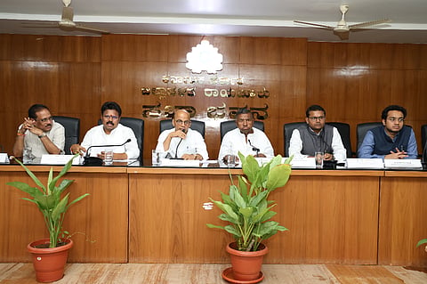 ರಾಯಚೂರಿನ ಜಿಲ್ಲಾಡಳಿತ ಭವನದಲ್ಲಿ ಬುಧವಾರ ಜಿಲ್ಲಾ ಉಸ್ತುವಾರಿ ಸಚಿವ ಡಾ.ಶರಣ ಪ್ರಕಾಶ ಪಾಟೀಲ್ ಅಧ್ಯಕ್ಷತೆಯಲ್ಲಿ  ಬೇಸಿಗೆಯಲ್ಲಿ ಕುಡಿಯುವ ನೀರಿನ ಸಮಸ್ಯೆಗಳು ಹಾಗೂ ಜಾನುವಾರುಗಳಿಗೆ ಮೇವಿನ ಲಭ್ಯತೆ ಕುರಿತು ಅಧಿಕಾರಿಗಳೊಂದಿಗೆ ಸಭೆ ನಡೆಸಿದರು. ಶಾಸಕರಾದ ಬಸನಗೌಡ ದದ್ದಲ್, ಡಾ.ಶಿವರಾಜ ಪಾಟೀಲ್,ಹಂಪಯ್ಯ ಸಾಹುಕಾರ, ಜಿಪಂ ಸಿಇಓ ಈಶ್ವರ ಕುಮಾರ ಕಾಂದೊ, ಪಾಲಿಕೆ ಆಯುಕ್ತ ಜುಬಿನ್ ಮಹೋಪಾತ್ರ ಇದ್ದರು.