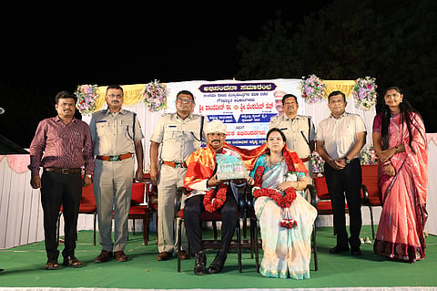 ಜಿಲ್ಲಾ ಪೊಲೀಸ್ ಇಲಾಖೆಯಿಂದ ರಾಯಚೂರಿನ ಜಿಲ್ಲಾ ಪೊಲೀಸ್ ಕವಾಯತ್ತು ಮೈದಾನದಲ್ಲಿ ಶುಕ್ರವಾರ ಸಂಜೆ  2025ನೇ ಸಾಲಿನ ಮುಖ್ಯಮಂತ್ರಿಗಳ ಚಿನ್ನದ ಪದಕ ಪಡೆದ ಡಿವೈಎಸ್ಪಿ ಶಾಂತವೀರ ಈ. ದಂಪತಿಗಳಿಗೆ ಸನ್ಮಾನಿಸಲಾಯಿತು. ಎಸ್ಪಿ ಡಾ.ಹಂಪಣ್ಣ ಸಜ್ಜನ್, ಎಸ್ಪಿ ಅರುಣಾಂಗ್ಷು ಗಿರಿ,ತಹಸೀಲ್ದಾರ್ ಸುರೇಶ ವರ್ಮಾ, ಎಎಸ್ಪಿಗಳಾದ ಹರೀಶ್, ಕುಮಾರ ಸ್ವಾಮಿ ಇದ್ದರು.