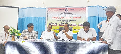 ಆರೋಗ್ಯ ಮತ್ತು ಕುಟುಂಬ ಕಲ್ಯಾಣ ಸಚಿವ ಯು.ಟಿ. ಖಾದರ್ ಪಟ್ಟಣದ ಕ್ರಾಫರ್ಡ್ ಆಸ್ಪತ್ರೆಯಲ್ಲಿ ನಡೆದ ಪ್ರಗತಿ ಪರಿಶೀಲನಾ ಸಭೆಯಲ್ಲಿ ಮಾತನಾಡಿದರು.