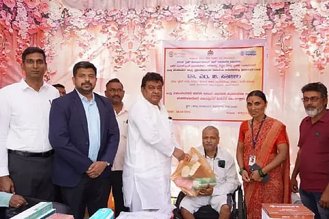 ವಿಜಯಪುರ ಜಿಲ್ಲಾ ಪಂಚಾಯಿತಿ ಸಭಾಂಗಣದಲ್ಲಿ ಹಮ್ಮಿಕೊಂಡ ಕಾರ್ಯಕ್ರಮದಲ್ಲಿ ಸಚಿವ ಎಂ.ಬಿ. ಪಾಟೀಲರು ಫಲಾನುಭವಿಗಳಿಗೆ ಸಲಕರಣೆ ವಿತರಿಸಿದರು. ಜಿಲ್ಲಾಧಿಕಾರಿ ಡಾ.ಆನಂದ.ಕೆ, ಸಿಇಒ ರಿಷಿ ಆನಂದ, ಉಪ ಕಾರ್ಯದರ್ಶಿ ಪ್ರಕಾಶ ವಡ್ಡರ ಇತರರಿದ್ದಾರೆ.