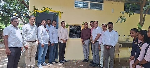 ತಿಪಟೂರಿನ ಸರ್ಕಾರಿ ಪದವಿ ಪೂರ್ವ ಕಾಲೇಜಿನಲ್ಲಿ ಸಿಎಸ್​ಆರ್​ ನಿಧಿ ಅಡಿ ನಿರ್ಮಿಸಿರುವ ಶೌಚಾಗೃಹ ಹಾಗೂ ಕಂಪ್ಯೂಟರ್​ ಲ್ಯಾಬ್​ ಅನ್ನು  ಗೋಕಲ್​ದಾಸ್​ ಎಕ್ಸ್​ಪೋರ್ಟ್​ ಸಿಇಒ ಬಾಲಕೃಷ್ಣ ಶೆಟ್ಟಿ ಉದ್ಘಾಟಿಸಿದರು. ಮಹಾಂತೇಶ ಬಂಗಾರಿ, ಎಂ.ಡಿ.ಶಿವಕುಮಾರ್​, ಕೆ.ಟಿ.ರಾಜೇಂದ್ರಪ್ರಸಾದ್​, ಗಿರೀಶ್​ಗೌಡ, ಲೋಕೇಶ್​, ರವೀಂದ್ರ ಮತ್ತಿತರರು ಇದ್ದರು. 