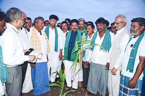  ಚಿತ್ರದುರ್ಗ ತಾಲೂಕು ಗೋನೂರಲ್ಲಿ ಈಚೆಗೆ ಜಿಲ್ಲಾ ಉಸ್ತುವಾರಿ ಸಚಿವ ಟಿ.ರಘುಮೂರ್ತಿ ಅವರ ಬರ ಅಧ್ಯಯನ ನಡೆಸಿದ ಸಾಂಕೇತಿಕ ಚಿತ್ರ.
