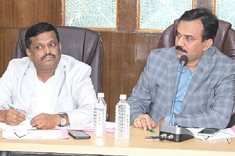 ಚಿತ್ರದುರ್ಗದಲ್ಲಿ ಮಂಗಳವಾರ ರಾಜ್ಯಮಕ್ಕಳ ಹಕ್ಕುಗಳ ಆಯೋಗದ ಅಧ್ಯಕ್ಷ ಸಂತೋಷ್‌ಕುಮಾರ್ ಅಽಕಾರಿಗಳ ಸಭೆ ನಡೆಸಿದರು. ಸದಸ್ಯ ಸತ್ಯನಾರಾಯಣ ಶೆಟ್ಟಿ, ಮಂಜುನಾಥ್, ಡಾ.ಎಂ.ಸಿ. ಸುನಿಲ್‌ಕುಮಾರ್, ಡಾ. ಅಭಿನವ್, ಬಿ. ಮಂಜುನಾಥ್ ಇತರರು ಇದ್ದರು. 