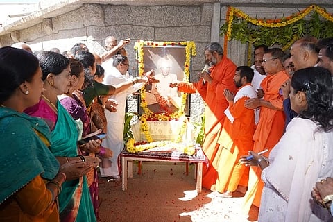  ಚಿತ್ರದುರ್ಗದಲ್ಲಿ ಬುಧವಾರ ಆಯೋಜಿಸಿದ್ದ ಅಥಣಿ ಮುರುಘೇಂದ್ರ ಶಿವಯೋಗಿಗಳವರ ೧೯೧ನೇ ಜಯಂತ್ಯುತ್ಸವದಲ್ಲಿ ಡಾ. ಬಸವ ಕುಮಾರ ಸ್ವಾಮೀಜಿ, ಬಸವಮಹಾಂತ ಸ್ವಾಮೀಜಿ, ತಿಪ್ಪೇರುದ್ರ ಸ್ವಾಮೀಜಿ, ಡಾ. ಬಸವಚೇತನ ಸ್ವಾಮೀಜಿ, ಡಾ. ಪುಷ್ಪಾ ಶೆಲವಾಡಿಮಠ ಇತರರು ಇದ್ದರು.