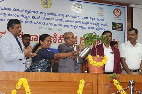 ಚಿತ್ರದುರ್ಗದಲ್ಲಿ ಗುರುವಾರ ಆಯೋಜಿಸಿದ್ದ ಮಾನವ ಕಳ್ಳ ಸಾಗಾಣಿಕೆ ತಡೆ ದಿನಾಚರಣೆಯನ್ನು ಜಿ.ಡಿ. ಮಹಾವರ್ಕರ್ ಉದ್ಘಾಟಿಸಿದರು. ಸುಽÃನ್ ಕುಮಾರ್, ಗಾಯತ್ರಿ, ಮಹೇಶ್ವರಪ್ಪ, ಡಾ. ಸುನೀಲ್‌ಕುಮಾರ್ ಇತರರಿದ್ದರು.