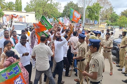ಕರ್ನಾಟಕವನ್ನು ಕಾಂಗ್ರೆಸ್ ಸರ್ಕಾರ ಗೂಂಡಾ ರಾಜ್ಯವಾಗಿ ಪರಿವರ್ತಿಸಲು ಮುಂದಾಗಿದೆ ಎಂದು ಆರೋಪಿಸಿ ಬಿಜೆಪಿ ಕಾರ್ಯಕರ್ತರು ಚಿತ್ರದುರ್ಗದ ಕಾಂಗ್ರೆಸ್ ಕಚೇರಿಗೆ ಶುಕ್ರವಾರ ಮುತ್ತಿಗೆ ಹಾಕಲು ಪ್ರಯತ್ನಿಸಿದ ವೇಳೆ ಪೊಲೀಸರು ತಡೆದರು. ಕೆ.ಎಸ್. ನವೀನ್, ಮಲ್ಲಿಕಾರ್ಜುನ್, ಮಂಜುನಾಥ್, ರೇಖಾ, ವೆಂಕಟೇಶ್ ಯಾದವ್, ದಗ್ಗೆ ಶಿವಪ್ರಕಾಶ್ ಸೇರಿ ಇತರರಿದ್ದರು.