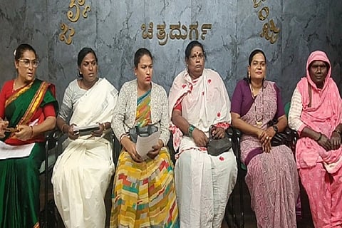  ಲಿAಗತ್ವ ಅಲ್ಪಸಂಖ್ಯಾತರಿಗಾಗಿ ಅಭಿವೃದ್ಧಿ ನಿಗಮ ಸ್ಥಾಪಿಸಿ, ಅನುದಾನ ನೀಡುವ ಮೂಲಕ ಅನುಕೂಲ ಮಾಡಿಕೊಡುವಂತೆ ಚಿತ್ರದುರ್ಗದ ಸಮರ ಸಾರಥಿ ಸೇವಾ ಸಂಘದ ಪದಾಽಕಾರಿಗಳು ಗುರುವಾರ ಸರ್ಕಾರವನ್ನು ಒತ್ತಾಯಿಸಿದರು. ಸೂರ್ತಿ, ನೂತನ, ಅರುಂಧತಿ, ಚಂದ್ರಪ್ಪ, ಸಾನ್ಯ, ಕಾಂಚನಾ ಇದ್ದರು.