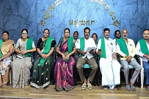 ಚಿತ್ರದುರ್ಗ ರಾಜ್ಯರೈತ ಸಂಘ ವಾಸುದೇವ ಮೇಟಿ ಬಣದ ಜಿಲ್ಲಾಧ್ಯಕ್ಷ ಇ.ಎನ್.ಲಕ್ಷಿ÷್ಮÃ್ಮಕಾಂತ ಲಿಂಗಾವರ ಹಟ್ಟಿ ಶುಕ್ರವಾರ ಸುದ್ದಿಗೋಷ್ಠಿಯಲ್ಲಿ ಮಾತನಾಡಿದರು.