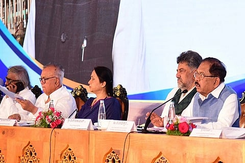  ಚಿತ್ರದುರ್ಗದಲ್ಲಿ ಶನಿವಾರ ನಡೆದ ಬೆಂಗಳೂರು ವಿಭಾಗ ಮಟ್ಟದ ಸಭೆಯಲ್ಲಿ ಡಾ.ಜಿ. ಪರಮೇಶ್ವರ್ ಮಾತನಾಡಿದರು. ಡಿ.ಕೆ. ಶಿವಕುಮಾರ್, ಕೆ.ಎಚ್. ಮುನಿಯಪ್ಪ, ರಾಮಲಿಂಗಾರೆಡ್ಡಿ, ಟಿ.ಬಿ. ಜಯಚಂದ್ರ, ಶಾಲಿನಿ ರಜನೀಶ್ ಸೇರಿ ಇತರರಿದ್ದರು.