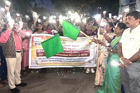 ಚಿತ್ರದುರ್ಗದಲ್ಲಿ ಶುಕ್ರವಾರ ಎಸ್‌ಐಆರ್ ಜಾಗೃತಿಗೆ ಮೊಬೈಲ್‌ಪೋನ್ ಟಾರ್ಚ್ಲೈಟ್ ಜಾಥಾಕ್ಕೆ ಎಡಿಸಿ ಬಿ.ಟಿ. ಕುಮಾರಸ್ವಾಮಿ ಚಾಲನೆ ನೀಡಿದರು. ಸಿ.ಎಸ್. ಗಾಯತ್ರಿ, ಕೆ. ಜಯಲಕ್ಷ÷್ಮಮ್ಮ, ಡಾ. ಚಂದ್ರಕಾಂತ್ ನಾಗಸಮುದ್ರ, ಎಂ.ಆರ್. ಮಂಜುನಾಥ್, ಜೆ. ವೈಶಾಲಿ, ರೇಖಾ, ವೈ. ರವಿಕುಮಾರ್ ಇತರರು ಇದ್ದರು.