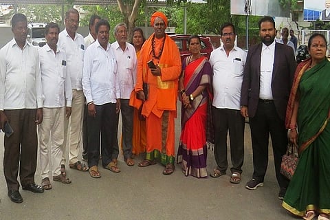  ಉತ್ತರಾಖಂಡ ರಾಜ್ಯದಲ್ಲಿ ಮಲ್ಲಿಕಾರ್ಜುನ ಖರ್ಗೆ ಭಾಷಣ ಮಾಡಿದ ಸ್ಥಳ ಶುದ್ಧೀಕರಿಸಿ ಅಸ್ಪÈಶ್ಯತೆ ಆಚರಿಸಿದವರ ವಿರುದ್ಧ ಕಾನೂನು ಕ್ರಮಕ್ಕೆ ಆಗ್ರಹಿಸಿ ಛಲವಾದಿ ಸಮುದಾಯದವರು ಚಿತ್ರದುರ್ಗದಲ್ಲಿ ಸೋಮವಾರ ಪ್ರತಿಭಟನೆ ನಡೆಸಿದರು. ಬಸವನಾಗಿದೇವ ಸ್ವಾಮೀಜಿ, ಮಂಜುಳಮ್ಮ, ತಿಪ್ಪೇಸ್ವಾಮಿ, ಶಿವಕುಮಾರ್, ನಿರಂಜನ ಚೀಳಂಗಿ ಇತರರಿದ್ದರು.