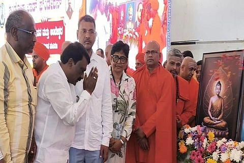 ಚಿತ್ರದುರ್ಗದಲ್ಲಿ ಭಾನುವಾರ ಆಯೋಜಿಸಿದ್ದ ಬುದ್ಧ, ಬಸವ, ಅಂಬೇಡ್ಕರ್ ಕುರಿತ ವಿಚಾರ ಸಂಕಿರಣದಲ್ಲಿ ಅವರ ಭಾವಚಿತ್ರಕ್ಕೆ ಪುಷ್ಪನಮನ ಸಲ್ಲಿಸಲಾಯಿತು. ಬಸವಮೂರ್ತಿ ಮಾದಾರ ಚನ್ನಯ್ಯ ಸ್ವಾಮೀಜಿ, ವಾಲ್ಮೀಕಿ ಪ್ರಸನ್ನಾನಂದ ಸ್ವಾಮೀಜಿ, ಮುಂಡರಗಿ ನಾಗರಾಜ್, ಕವಿತಾರೆಡ್ಡಿ, ಜೆ.ಜೆ. ಹಟ್ಟಿ ತಿಪ್ಪೇಸ್ವಾಮಿ ಇನ್ನಿತರರು ಇದ್ದರು.