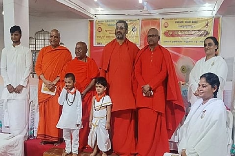  ಚಿತ್ರದುರ್ಗ ಪ್ರಜಾಪಿತ ಬ್ರಹ್ಮಕುಮಾರಿ ಈಶ್ವರೀಯ ವಿಶ್ವವಿದ್ಯಾಲಯದಲ್ಲಿ ಶನಿವಾರ ಆಯೋಜಿಸಿದ್ದ ಬಸವ ಜಯಂತಿ ಕಾರ್ಯಕ್ರಮವನ್ನು ಶ್ರೀ ಶಿವಲಿಂಗಾನAದ ಸ್ವಾಮೀಜಿ ಉದ್ಘಾಟಿಸಿದರು. ಡಾ. ಬಸವಕುಮಾರ ಸ್ವಾಮೀಜಿ, ಶ್ರೀ ಬಸವಮೂರ್ತಿ ಮಾದಾರ ಚನ್ನಯ್ಯ ಸ್ವಾಮೀಜಿ,ಶ್ರೀ ಬ್ರಹ್ಮನಿಷ್ಠಾನಂದ ಸ್ವಾಮೀಜಿ,ಅಭಿಷೇಕ ದೇವರು,ಶಿವರಶ್ಮಿ, ಗಾಯತ್ರಿ ಇದ್ದರು.