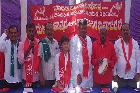  ಚಿತ್ರದುರ್ಗದ ಕಮ್ಯುನಿಸ್ಟ್ ಕಚೇರಿ ಬಳಿ ಶುಕ್ರವಾರ ಆಯೋಜಿಸಿದ್ದ ೪೯ನೇ ವರ್ಷದ ಹುತಾತ್ಮರ ಮೇ ದಿನಾಚರಣೆಯಲ್ಲಿ ಜಿ.ಸಿ. ಸುರೇಶ್‌ಬಾಬು, ಬಿ. ಬಸವರಾಜ್, ಜಾಫರ್‌ಷರೀಪ್ ಇತರರು ಇದ್ದರು. 