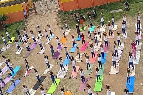  ಅಂತಾರಾಷ್ಟಿçÃಯ ಯೋಗ ದಿನಾಚರಣೆ ಅಂಗವಾಗಿ ಚಿತ್ರದುರ್ಗ ಬಾಪೂಜಿ ಪಬ್ಲಿಕ್ ಶಾಲೆ ಆವರಣದಲ್ಲಿ ವಿದ್ಯಾರ್ಥಿಗಳು ಭಾನುವಾರ ಸಾಮೂಹಿಕ ಯೋಗಭ್ಯಾಸ ಮಾಡಿದರು.
