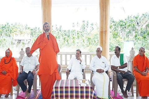  ಹೊಳಲ್ಕೆರೆ ಒಂಟಿ ಕಂಬದ ಮಠದಲ್ಲಿ ಆಯೋಜಿಸಿದ್ದ ಲಿಂ.ಶ್ರೀ ಮಲ್ಲಿಕಾರ್ಜುನ ಮುರುಘ ರಾಜೇಂದ್ರ ಶ್ರೀಗಳ ಸ್ಮರಣೋತ್ಸವದ ಪೂರ್ವಭಾವಿ ಸಭೆಯಲ್ಲಿ ಶ್ರೀ ಬಸವಕುಮಾರ ಸ್ವಾಮೀಜಿ ಮಾತನಾಡಿದರು. ತಿಪ್ಪೇರುದ್ರ ಸ್ವಾಮೀಜಿ, ಬಸವ ಮುರುಘೇಂದ್ರ ಶ್ರೀಗಳು, ಪೂರ್ಣಾನಂದ ಶ್ರೀಗಳು, ಸಿದ್ಧರಾಮಪ್ಪ, ಸಾಂತೇನಹಳ್ಳಿ ತಿಪ್ಪೇಸ್ವಾಮಿ, ಮz್ದÉÃರಿನ ಕರಿಬಸಪ್ಪ, ಶ್ರೀಕಾಂತ, ಎಲ್‌ಪಿಸಿ ರಾಜಣ್ಣ, ಮುರುಘೇಶ್ ಇತರರು ಇದ್ದರು.