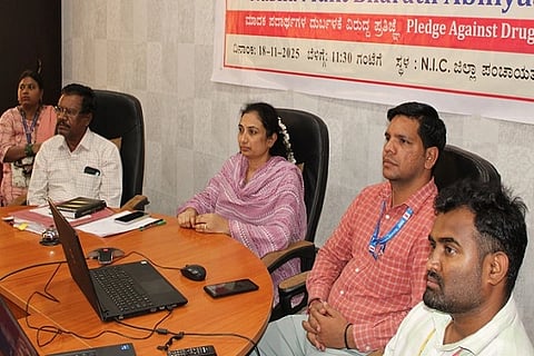 ಚಿತ್ರದುರ್ಗದಲ್ಲಿ ಮಂಗಳವಾರ ಮಾದಕ ಪದಾರ್ಥಗಳ ದುರ್ಬಳಕೆ ವಿರುದ್ಧ ಪ್ರತಿಜ್ಞೆ ವಿಽ ಬೋಧನಾ ಕಾರ್ಯಕ್ರಮದಲ್ಲಿ ಜಿಲ್ಲಾ ಅಂಗವಿಕಲರ ಕಲ್ಯಾಣಾಽಕಾರಿ ಜೆ. ವೈಶಾಲಿ, ಮುಖೇಶ್, ಸಿದ್ದೇಶ್, ಚೇತನ್, ಶಂಕರಪ್ಪ ಇತರರು ಇದ್ದರು.