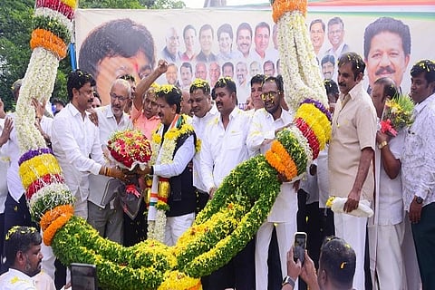 ಚಿತ್ರದುರ್ಗದ ಕಾಂಗ್ರೆಸ್ ಕಚೇರಿ ಮುಂಭಾಗ ಗುರುವಾರ ಟಿ.ರಘುಮೂರ್ತಿ ಅವರಿಗೆ ಬೃಹತ್ ಹೂವಿನ ಹಾರ ಹಾಕಿ, ಪುಷ್ಪ ಮಳೆ ಸುರಿಸಿ ಸ್ವಾಗತಿಸಲಾಯಿತು. ಎಂ.ಕೆ.ತಾಜ್‌ಪೀರ್, ಕೆ.ಎಂ.ಹಾಲಸ್ವಾಮಿ, ಮರುಳಾರಾಧ್ಯ, ಎನ್.ಡಿ.ಕುಮಾರ್, ಕೆ.ಪಿ.ಸಂಪತ್‌ಕುಮಾರ್ ಸೇರಿ ಇತರರಿದ್ದರು.