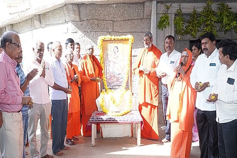  ಚಿತ್ರದುರ್ಗದಲ್ಲಿ ಸೋಮವಾರ ಏರ್ಪಡಿಸಿದ್ದ ಶಿವಶರಣ ಅಂಬಿಗರ ಚೌಡಯ್ಯ ಜಯಂತ್ಯುತ್ಸವದಲ್ಲಿ ಡಾ. ಶ್ರೀ ಬಸವಕುಮಾರ ಸ್ವಾಮೀಜಿ, ಬಸವ ಮುರುಘೇಂದ್ರ ಸ್ವಾಮೀಜಿ, ಶ್ರೀ ಮಲ್ಲಿಕಾರ್ಜುನ ಸ್ವಾಮೀಜಿ, ಶ್ರೀ ಗೋವಿಂದ ಸ್ವಾಮೀಜಿ, ಡಾ.ಜಿ.ಎನ್. ಯಶೋಧರ ಇತರರು ಇದ್ದರು.