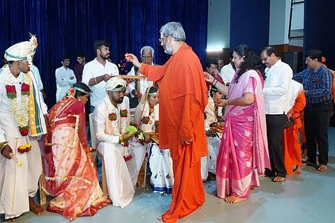 ಚಿತ್ರದುರ್ಗದ ಮುರುಘಾಮಠದಲ್ಲಿ ಭಾನುವಾರ ಜರುಗಿದ ಸಾಮೂಹಿಕ ಕಲ್ಯಾಣ ಮಹೋತ್ಸವದಲ್ಲಿ ನವ ದಂಪತಿಗಳಿಗೆ ಡಾ. ಬಸವಕುಮಾರ ಸ್ವಾಮೀಜಿ ಆಶೀರ್ವದಿಸಿದರು. ಚಂದ್ರಶೇಖರ್, ಪುಷ್ಪಲತಾ ಸೇರಿ ಇತರರಿದ್ದರು.