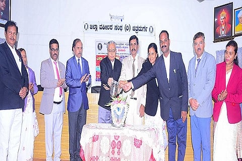  ಚಿತ್ರದುರ್ಗದಲ್ಲಿ ಸೋಮವಾರ ಆಯೋಜಿಸಿದ್ದ ಆರೋಗ್ಯ ಉಚಿತ ತಪಾಸಣೆ ಶಿಬಿರವನ್ನು ಜಿಲ್ಲಾ ಮತ್ತು ಸತ್ರ ನ್ಯಾಯಾಽÃಶ ಜಿ.ಡಿ. ಮಹಾವರ್ಕರ್ ಉದ್ಘಾಟಿಸಿದರು. ಡಾ. ಮೃತ್ಯುಂಜಯ, ಎಚ್.ಎಸ್. ಮಹೇಶ್ವರಪ್ಪ, ವೀರಣ್ಣ ಸೋಮಶೇಖರ್, ಗಂಗಾಧರ್ ಚನ್ನಬಸಪ್ಪ ಹಡಪದ್, ಡಿ. ಮಮತಾ, ಎಸ್. ಶಕುಂತಲಾ, ಆರ್. ನಟೇಶ್, ರಶ್ಮಿ ಎಸ್.ಮರಡಿ, ಕೆ.ಜಿ. ಸತೀಶ್, ಪೂಜಾ ಬೆಳಕೇರಿ, ಸಾವಿತ್ರಮ್ಮ ಇತರರು ಇದ್ದರು.