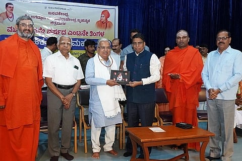  ಸಾಮೂಹಿಕ ವಿವಾಹ ಕಲ್ಯಾಣ ಮಹೋತ್ಸವದಲ್ಲಿ ಸಂಸದ ಗೋವಿಂದ ಎಂ. ಕಾರಜೋಳ, ಶಿವಯೋಗಿ ಸಿ. ಕಳಸದ, ಡಾ. ಬಸವಕುಮಾರ ಸ್ವಾಮೀಜಿ, ಡಾ. ಬಸವಪ್ರಭು ಸ್ವಾಮೀಜಿ ಮತ್ತಿತರರು ಇದ್ದರು.