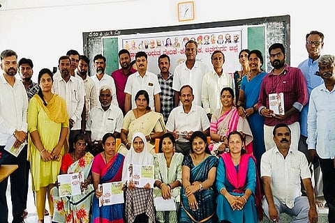 ಚಿತ್ರದುರ್ಗದಲ್ಲಿ ಶುಕ್ರವಾರ ಆಯೋಜಿಸಿದ್ದ ಮಾನವ ಬಂಧುತ್ವ ವೇದಿಕೆಯ ಚಿತ್ರದುರ್ಗ ತಾಲೂಕು ಗ್ರಾಮ ಸಂಚಾಲಕರ ಕಾರ್ಯಾಗಾರದಲ್ಲಿ ಎ.ಬಿ. ರಾಮಚಂದ್ರಪ್ಪ ಮಾತನಾಡಿದರು. ಕಸವನಹಳ್ಳಿ ಶಿವಣ್ಣ, ಪಿ. ಬಸವರಾಜ ಬಚ್ಚಬೋರನ ಹಟ್ಟಿ, ಬೈಲಮ್ಮ, ಕಣ್ಮೇಶ್, ಅನ್ನಪೂರ್ಣಮ್ಮ ಇದ್ದರು.