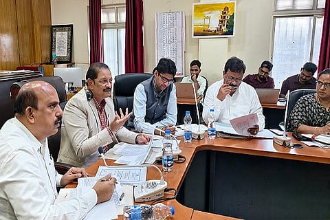  ಚಿತ್ರದುರ್ಗದಲ್ಲಿ ಕೆಎಂಇಆರ್‌ಸಿ ಯೋಜನೆ ಕಾಮಗಾರಿಗಳ ಅನುಷ್ಠಾನದ ಪ್ರಗತಿ ಪರಿಶೀಲನೆ ಸಭೆಯಲ್ಲಿ ನಿಗಮದ ವ್ಯವಸ್ಥಾಪಕ ನಿರ್ದೇಶಕ ಸಂಜಯ್ ಎಸ್. ಬಿಜ್ಜೂರ್, ಡಿಸಿ ಟಿ. ವೆಂಕಟೇಶ್, ಜಿಪಂ ಸಿಇಒ ಡಾ.ಎಸ್. ಆಕಾಶ್ ಇತರ ಅಽಕಾರಿಗಳು ಇದ್ದರು.
