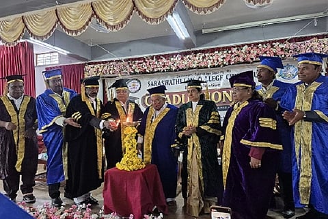 ಚಿತ್ರದುರ್ಗದ ಸರಸ್ವತಿ ಕಾನೂನು ಕಾಲೇಜಿನಲ್ಲಿ ಗುರುವಾರ ಆಯೋಜಿಸಿದ್ದ ಪದವಿ ಪ್ರದಾನ ಸಮಾರಂಭವನ್ನು ಗೋವಿಂದ ಎಂ. ಕಾರಜೋಳ ಉದ್ಘಾಟಿಸಿದರು. ಎಚ್.ಹನುಮಂತಪ್ಪ, ಫಾತ್ಯಾರಾಜನ್, ಡಿ.ಕೆ.ಶೀಲಾ,ಪ್ರೊ.ಎಂ. ಎಸ್. ಸುಧಾದೇವಿ ಇತರರು ಇದ್ದರು.
