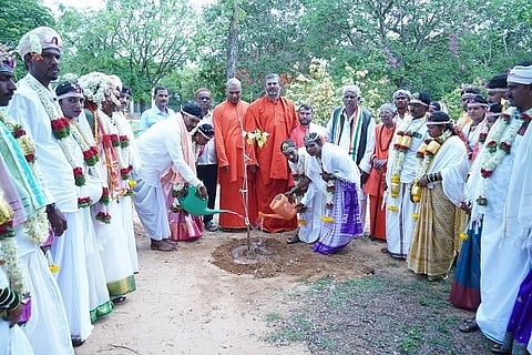  ಚಿತ್ರದುರ್ಗ ಮುರುಘಾಮಠದಲ್ಲಿ ಶುಕ್ರವಾರ ಆಯೋಜಿಸಿದ್ದ ಸಾಮೂಹಿಕ ಕಲ್ಯಾಣ ಮಹೋತ್ಸವದಲ್ಲಿ ಡಾ. ಬಸವಕುಮಾರ ಸ್ವಾಮೀಜಿ, ಡಾ. ಬಸವಪ್ರಭು ಸ್ವಾಮೀಜಿ, ಬಸವ ಮಹಾಂತ ಸ್ವಾಮೀಜಿ, ಬಸವ ಮಲ್ಲಿಕಾರ್ಜುನ ಸ್ವಾಮೀಜಿ, ಮಹಂತೇಶ್ ಆರ್. ಕಮ್ಮಾರ್ ಇತರರು ಇದ್ದರು. 