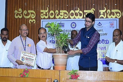 ಚಿತ್ರದುರ್ಗದಲ್ಲಿ ಶನಿವಾರ ಆಯೋಜಿಸಿದ್ದ ಬಾಲ್ಯ ವಿವಾಹ ನಿಯಂತ್ರಣ ಕುರಿತ ಒಂದು ದಿನದ ತರಬೇತಿ ಕಾರ್ಯಾಗಾರವನ್ನು ಜಿಪಂ ಸಿಇಒ ಡಾ.ಎಸ್. ಆಕಾಶ್ ಉದ್ಘಾಟಿಸಿದರು. ಡಾ. ರಂಗಸ್ವಾಮಿ, ಡಿ.ಒ. ಮುರಾರ್ಜಿ, ಎಸ್. ನಾಗಭೂಷಣ್, ಹರ್ಷವರ್ಧನ್ ಇತರರು ಇದ್ದರು.