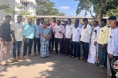 ಚಿತ್ರದುರ್ಗದಲ್ಲಿ ಮಂಗಳವಾರ ಚಿತ್ರಹಳ್ಳಿ ಸುತ್ತಮುತ್ತಲ ಗ್ರಾಮಸ್ಥರು ವಿದ್ಯುತ್ ಸಮಸ್ಯೆ ನಿವಾರಿಸುವಂತೆ ಜಿಲ್ಲಾಡಳಿತವನ್ನು ಒತ್ತಾ ಯಿಸಿದರು. ಮೀಸೆ ಮಹಾಲಿಂಗಪ್ಪ, ಕಾಟಲಿಂಗಪ್ಪ, ವೆಂಕಟೇಶಪ್ಪ, ಚಿತ್ತಪ್ಪ, ಚಿತ್ರಶೇಖರ್, ರಮೇಶ್, ಕುಮಾರ್ ಇತರರು ಇದ್ದರು.