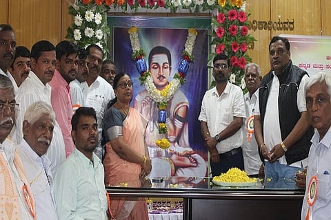  ಬುಧವಾರ ಡಿಸಿ ಕಚೇರಿಯಲ್ಲಿ ಆಯೋಜಿಸಿದ್ದ ಶಿವಶರಣ ಹಡಪದ ಅಪ್ಪಣ್ಣ ಜಯಂತ್ಯುತ್ಸವದಲ್ಲಿ ಎಸ್. ಸಂತೋಷ್ ಡಾ.ಬಿ.ಎಂ.ಗುರುನಾಥ್ ಟಿ.ಎಸ್.ತನುಜಾ, ಜಿಲ್ಲಾ ದೈಹಿಕ ಶಿಕ್ಷಣಾಽಕಾರಿ ಚಿದಾನಂದ ಸ್ವಾಮಿ, ಕೆ. ನಾಗರಾಜ,ಇತರರು ಇದ್ದರು.