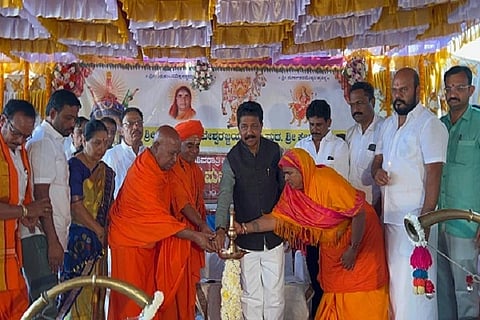ಚಿತ್ರದುರ್ಗ ತಾಲೂಕು ಬೆಳಗಟ್ಟ ಗ್ರಾಮದಲ್ಲಿ ಗುರುವಾರ ಶ್ರೀಗುರು ಕರಿಬಸವೇಶ್ವರಜ್ಜಯ್ಯಸ್ವಾಮಿ ೨೫ನೇ ವರ್ಷದ ಮಹಾ ರಥೋತ್ಸವದ ಅಂಗವಾಗಿ ಆಯೋಜಿಸಿದ್ದ ಧಾರ್ಮಿಕ ಸಮಾರಂಭದಲ್ಲಿ ಶಾಸಕ ಟಿ. ರಘುಮೂರ್ತಿ, ಡಾ. ಕರಿಬಸವೇಶ್ವರಾಜೇಂದ್ರ ಸ್ವಾಮೀಜಿ, ಶಿವಾಲಿಂಗಾನAದ ಸ್ವಾಮೀಜಿ, ಮಹದೇವಮ್ಮ, ಬಾಬುರೆಡ್ಡಿ, ಪಾಪೇಶ್‌ನಾಯಕ, ಡಾ. ನಾಗೇಂದ್ರ ಆಚಾರ್ಯ ಇತರರು ಇದ್ದರು.