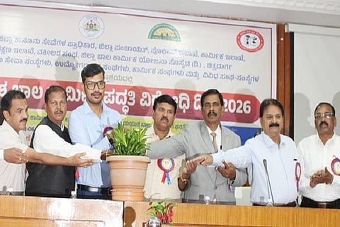 ಬಾಲ ಕಾರ್ಮಿಕ ಪದ್ಧತಿ ವಿರೋಽ ದಿನದ ಅಂಗವಾಗಿ ಚಿತ್ರದುರ್ಗದಲ್ಲಿ ಶುಕ್ರವಾರ ಆಯೋಜಿಸಿದ್ದ ಜಾಗೃತಿ ಜಾಥಾಕ್ಕೆ ಹಿರಿಯ ಸಿವಿಲ್ ನ್ಯಾಯಾಽÃಶ ಡಿ.ಜೆ. ಸುದೀನ್‌ಕುಮಾರ್ ಚಾಲನೆ ನೀಡಿದರು. ಡಾ.ಕೆ.ಜೆ. ಕಾಂತರಾಜು, ಎಚ್.ವಿ. ಮಹೇಶ್ವರಪ್ಪ, ಜಗದೀಶ್ ಗುಂಡೇರಿ, ಎಂ.ವಿ. ವೀಣಾ, ರೇಖಾ, ಅನಿಲ್ ಬಿ. ಬಗಟಿ, ಪಿ. ಭೀಮೇಶ್, ಪಿ. ಸತೀಶ್ ಕುಮಾರ್, ಡಿ.ಒ.ಮುರಾರ್ಜಿ ಇತರರು ಇದ್ದರು.