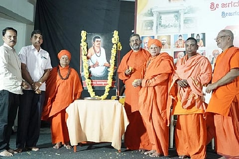  ಅನುಭಾವ ಶ್ರಾವಣ, ಶರಣ ಚಿಂತನಮಾಲಿಕೆಯಲ್ಲಿ ಸುತ್ತೂರು ಶ್ರೀ ಶಿವರಾತ್ರಿರಾಜೇಂದ್ರ ಶ್ರೀಗಳ ಜೀವನ ಸಾಧನೆ ಕುರಿತು  ಆರ್.ತಿಪ್ಪೇಸ್ವಾಮಿ ಮಾತನಾಡಿದರು. ಡಾ.ಬಸವಕುಮಾರ ಸ್ವಾ ಮೀಜಿ, ಮೋಕ್ಷಪತಿ ಸ್ವಾಮೀಜಿ, ಶ್ರೀ ಬಸವಮುರುಘೇಂದ್ರ ಸ್ವಾಮೀಜಿ, ಕೋರಣೆ್ಯÃಶ್ವರ ಸ್ವಾಮೀಜಿ, ಶಿವಕುಮಾರ ಸ್ವಾಮೀಜಿ  ಇದ್ದರು.