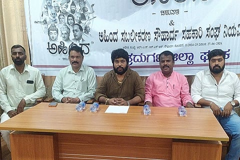 ಮುಖ್ಯಮಂತ್ರಿಯಾಗಿ ಸಿದ್ದರಾಮಯ್ಯ ಅವರನ್ನು ಮುಂದುವರಿಸಬೇಕೆAದು ಜಿಲ್ಲಾ ಅಹಿಂದ ಚಳವಳಿ ಮುಖ್ಯಸಂಚಾಲಕ ಕೆ.ಸುರೇಶ್‌ಬಾಬು ಅವರು ನಗರದಲ್ಲಿ ಶನಿವಾರ ಸುದ್ದಿಗೋಷ್ಠಿಯಲ್ಲಿ ಮಾತನಾಡಿದರು. 