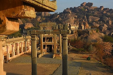 (ಚಿತ್ರದುರ್ಗದ ಕೋಟೆ ಚಿತ್ರ 