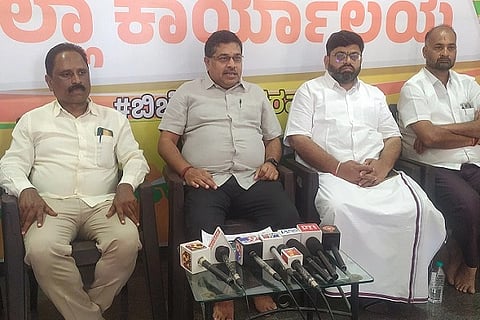 ಎಂಎಲ್‌ಸಿ ಕೆ.ಎಸ್. ನವೀನ್ ಗುರುವಾರ ಸುದ್ದಿಗೋಷ್ಠಿಯಲ್ಲಿ ಮಾತನಾಡಿದರು.  