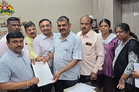  ಅರೆಸೇನಾ ಮಾಜಿ ಯೋಧರಿಗೆ ಜಮೀನು, ನಿವೇಶನ ನೀಡುವಂತೆ ಜಿಲ್ಲಾಡಳಿತಕ್ಕೆ ಒತ್ತಾಯಿಸಿ ಚಿತ್ರದುರ್ಗದಲ್ಲಿ ಗುರುವಾರ ಸಂಘದ ಪದಾಽಕಾರಿಗಳು ಎಡಿಸಿ ಬಿ.ಟಿ. ಕುಮಾರಸ್ವಾಮಿ ಅವರಿಗೆ ಮನವಿ ಸಲ್ಲಿಸಿದರು. ಈ.ಲಿಂಗರಾಜ, ರ‍್ರಿಸ್ವಾಮಿ, ನೀಲಾವತಿ, ಭಾಗ್ಯಮ್ಮ, ದುರ್ಗಮ್ಮ, ಸುನೀತಾ ಇದ್ದರು.