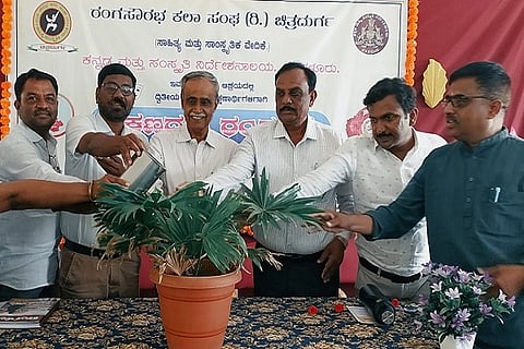  ಚಿತ್ರದುರ್ಗದ ಶ್ರೀ ರಾಘವೇಂದ್ರ ಮಹಾವಿದ್ಯಾಲಯದಲ್ಲಿ ಬುಧವಾರ ಆಯೋಜಿಸಿದ್ದ ರಂಗ ಕಲೆ ಕುರಿತ ತರಬೇತಿ ಕಾರ್ಯಾಗಾರದಲ್ಲಿ ಡಾ.ಜಿ.ಎನ್. ಮಲ್ಲಿಕಾರ್ಜುನಪ್ಪ, ಡಾ.ಬಿ.ಎಂ. ಗುರುನಾಥ್, ಡಾ.ಕೆ. ಮೋಹನ್, ಡಾ.ಎ.ಜಿ. ಬಸವರಾಜಪ್ಪ ಇತರರು ಇದ್ದರು.