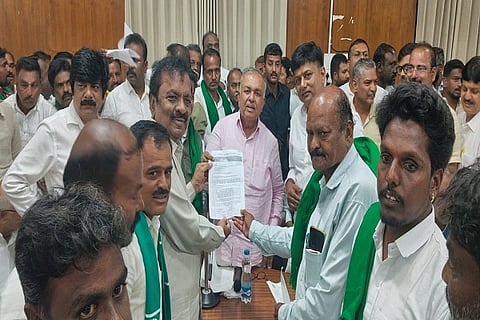 ಭದ್ರಾ ಮೇಲ್ದಂಡೆ ಯೋಜನೆ ತ್ವರಿತ ಅನುಷ್ಠಾನಕ್ಕೆ ಆಗ್ರಹಿಸಿ ಚಿತ್ರದುರ್ಗ ಜಿಲ್ಲಾ ನೀರಾವರಿ ಅನುಷ್ಠಾನ ಹೋರಾಟ ಸಮಿತಿ ಸಚಿವ ರಾಮಲಿಂಗಾರೆಡ್ಡಿ ಅವರಿಗೆ ಭಾನುವಾರ ಮನವಿ ಸಲ್ಲಿಸಿತು. ಶಾಸಕರಾದ ಟಿ. ರಘುಮೂರ್ತಿ, ಕೆ.ಸಿ. ವೀರೇಂದ್ರಪಪ್ಪಿ, ಸಮಿತಿ ಕಾರ್ಯಾಧ್ಯಕ್ಷ ಬಿ.ಎ. ಲಿಂಗಾರೆಡ್ಡಿ ಇತರರು ಇದ್ದರು.